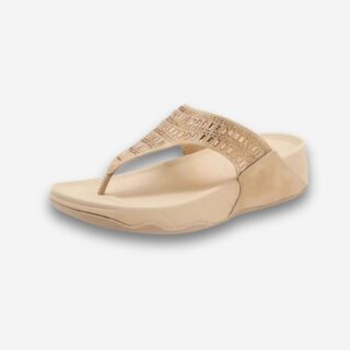 Tongs orthopédiques compensées pour femme de couleur beige avec des détails brillants sur la bride. Sur fond uni clair.