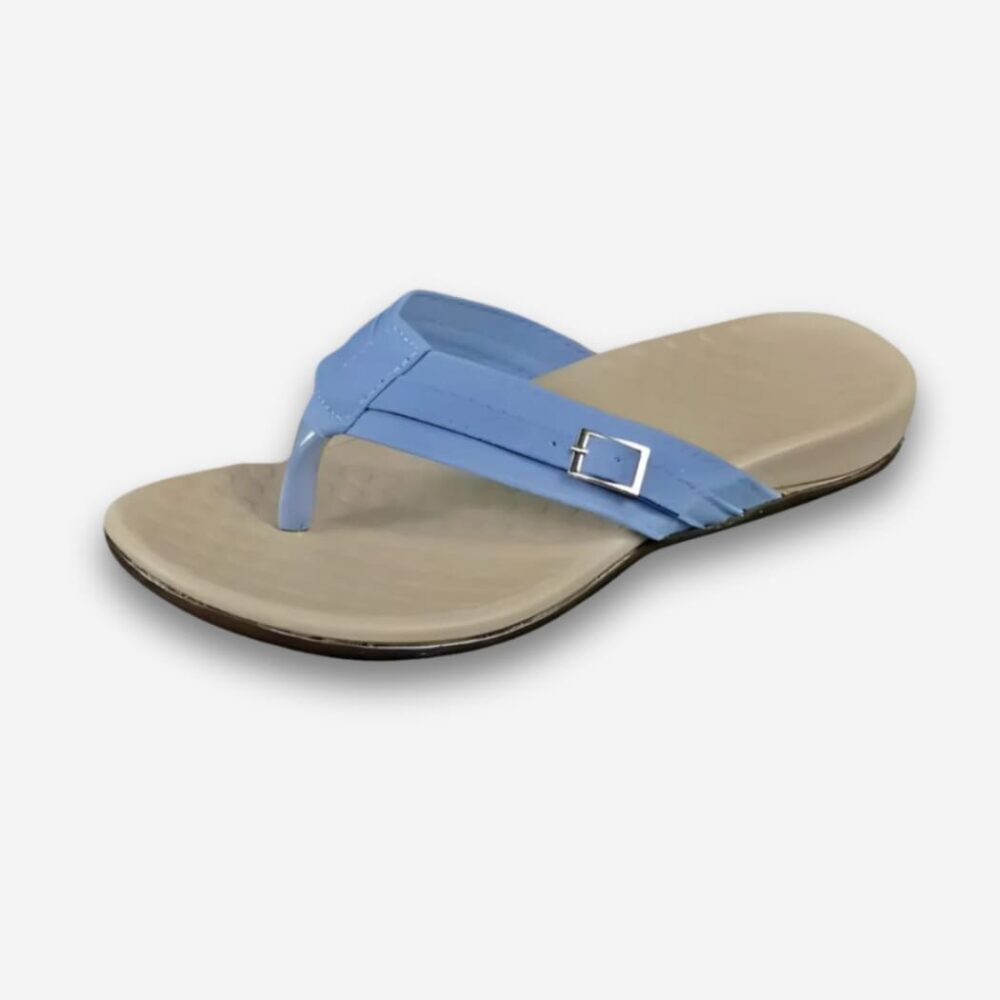Tongs orthopédiques légères pour femme beige avec bride bleu clair. Talon plus épais. Sur fond uni clair.