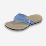 Tongs orthopédiques légères pour femme beige avec bride bleu clair. Talon plus épais. Sur fond uni clair.