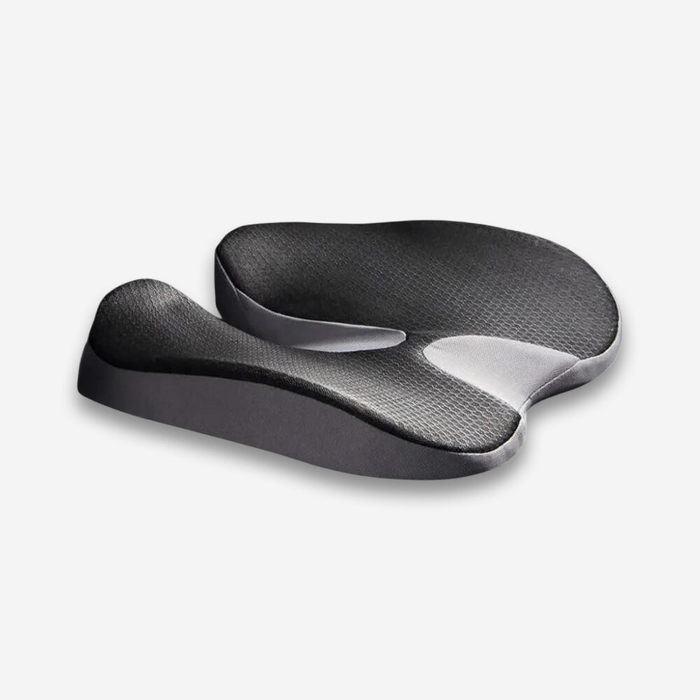 Un coussin orthopédique fessier pour voiture dans une housse noire et grise, vu de 3/4 sur un fond gris très clair uni.
