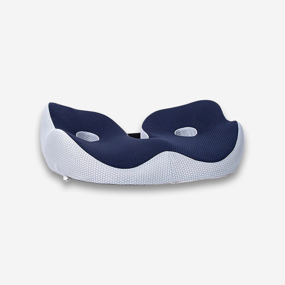 Un coussin orthopédique fessier ajustable bleu et blanc sur un fond gris très clair uni.