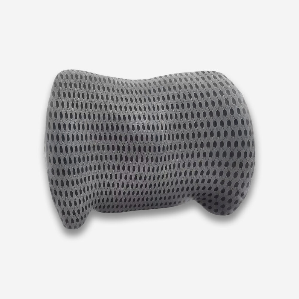Un coussin orthopédique lombaire compact de couleur gris avec un design perforé, vu de 3/4 sur un fond gris très clair uni