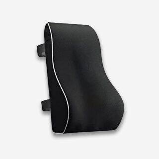 Un coussin orthopédique lombaire à mémoire de forme de couleur noir avec des rebords et des sangles pour le fixer par l'arrière, sur un fond gris très clair uni.