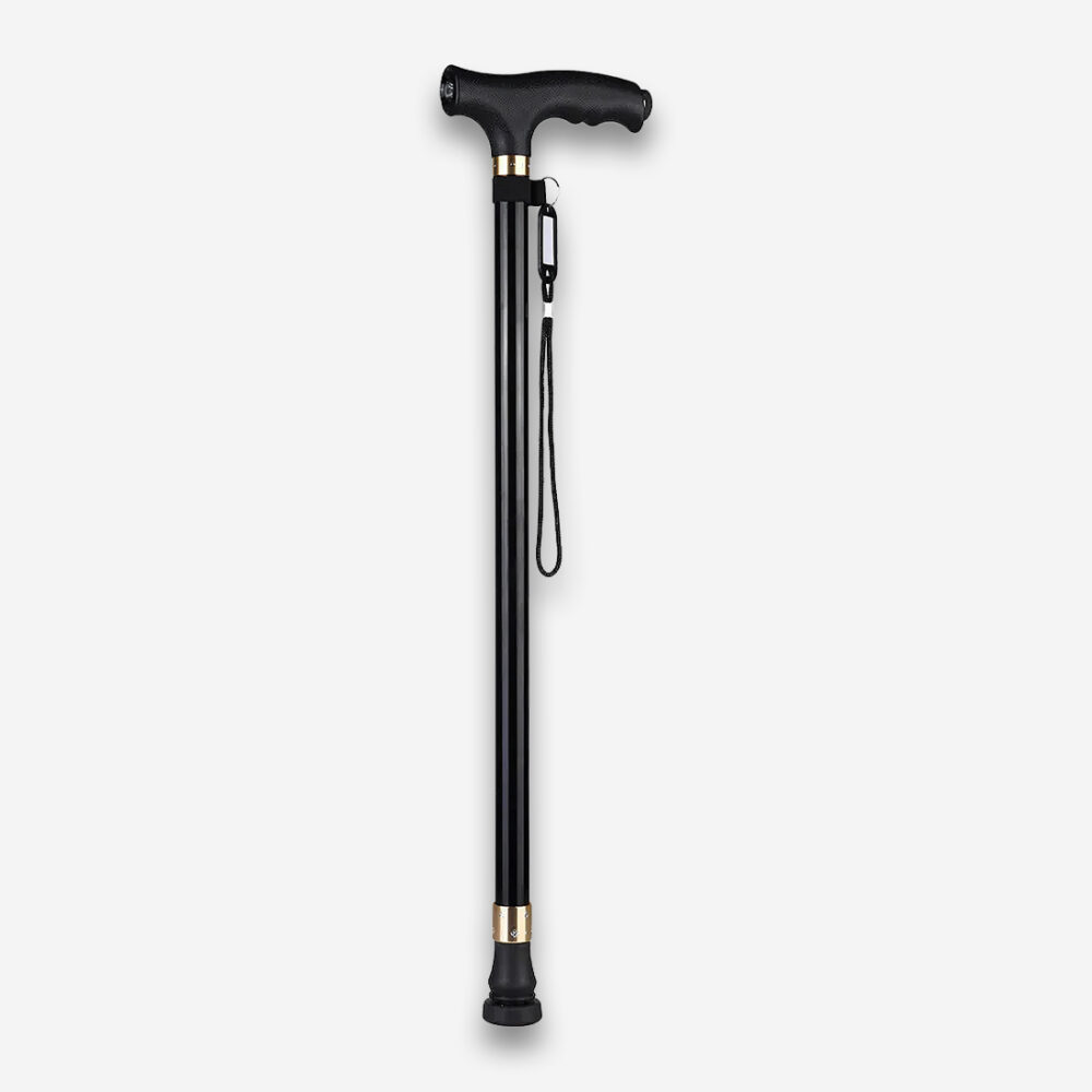 Une canne marche orthopédique antidéparante entièrement noire avec un corps en aluminium vue de profil sur un fond gris très clair uni.