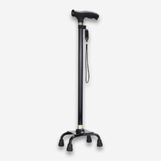 Une canne marche orthopédique antidéparante à base large, entièrement noire avec un corps en aluminium et 4 pieds antidérapants écartés, vue de profil sur un fond gris très clair uni.