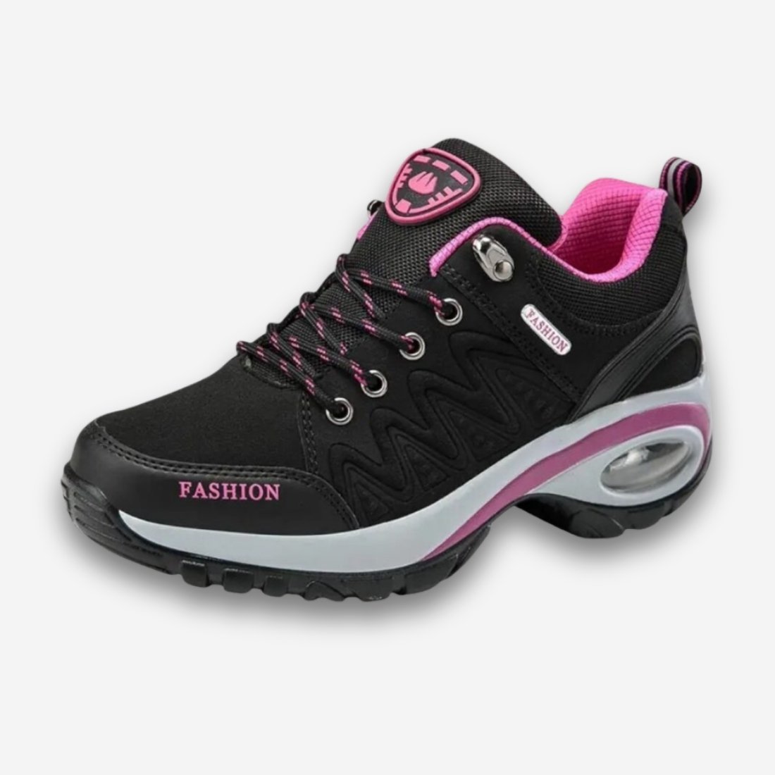 Baskets orthopédiques de marche ou randonnée pour femme de couleur noire avec détails roses. Sur fond uni clair.