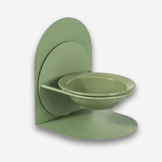 Bol orthopédique pour chat en céramique avec support aimanté de couleur verte. Sur fond uni clair.