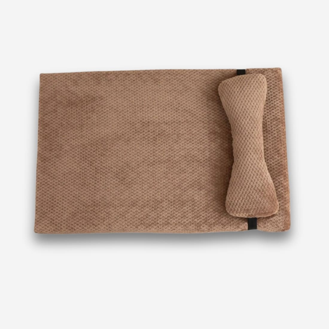 Lit orthopédique moelleux pour chien avec coussin tenu par une sangle noire. De forme rectangulaire marron. Sur fond uni clair.