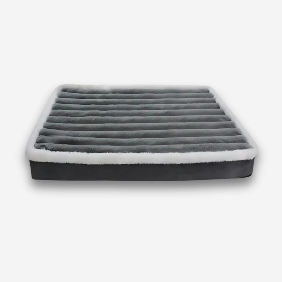 Lit orthopédique pour chien à mémoire de forme de couleur grise épais avec le contour en peluche blanche. Sur fond uni clair.
