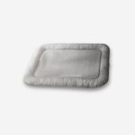 tapis pour chien, gris à rebords, à plat, sur fond neutre.