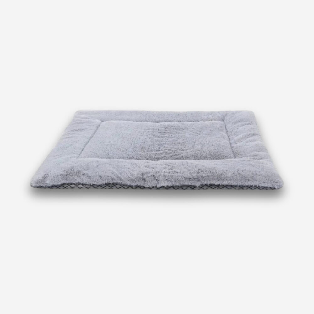 Tapis gris, rectangulaire et en polaire, sur fond neutre.