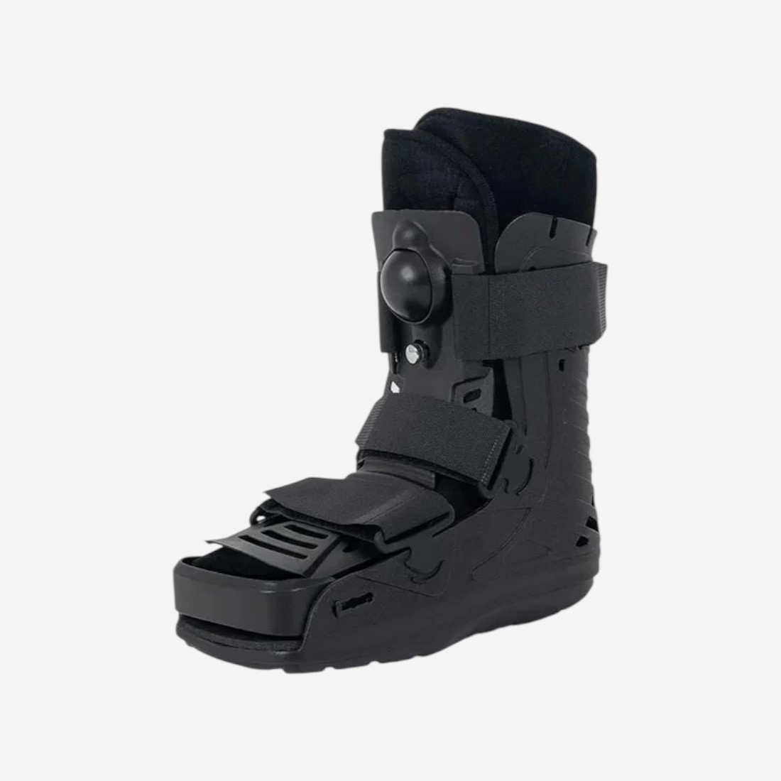Botte orthopédique noire courte avec coque rigide et sangles, vue de profil sur fond neutre.