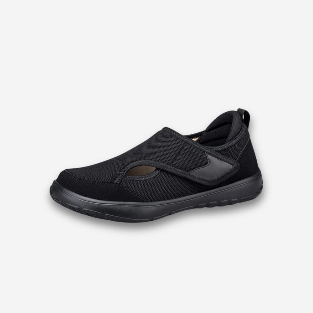 Chaussure orthopédique noire pour homme vue de profil, avec scratch, sur fond neutre.