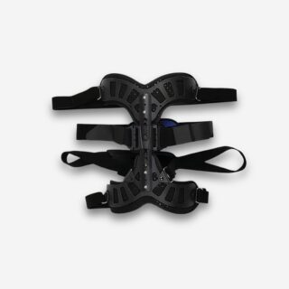 Corset orthopédique noir rigide, avec des sangles souples et d'autres rigides, sur fond neutre.