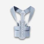 Corset orthopédique gris à armature rigide et sangles croisées, sur fond neutre.