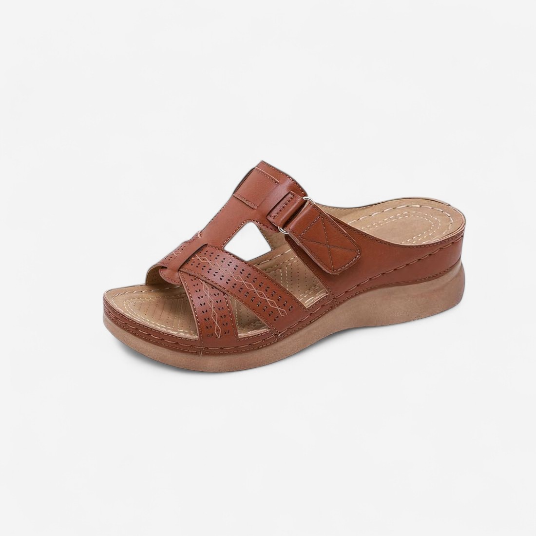 Mules orthopédiques femme marron à double bride ajourée, avec une bride qui ferme la chaussure par un scratch, vue de côté sur fond neutre