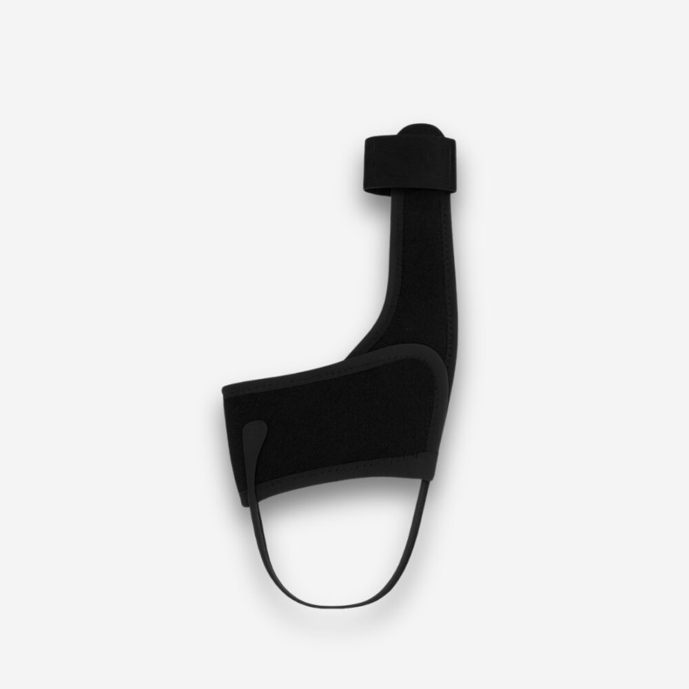 Orthèse noire pour corriger l’hallux valgus, sur fond neutre.