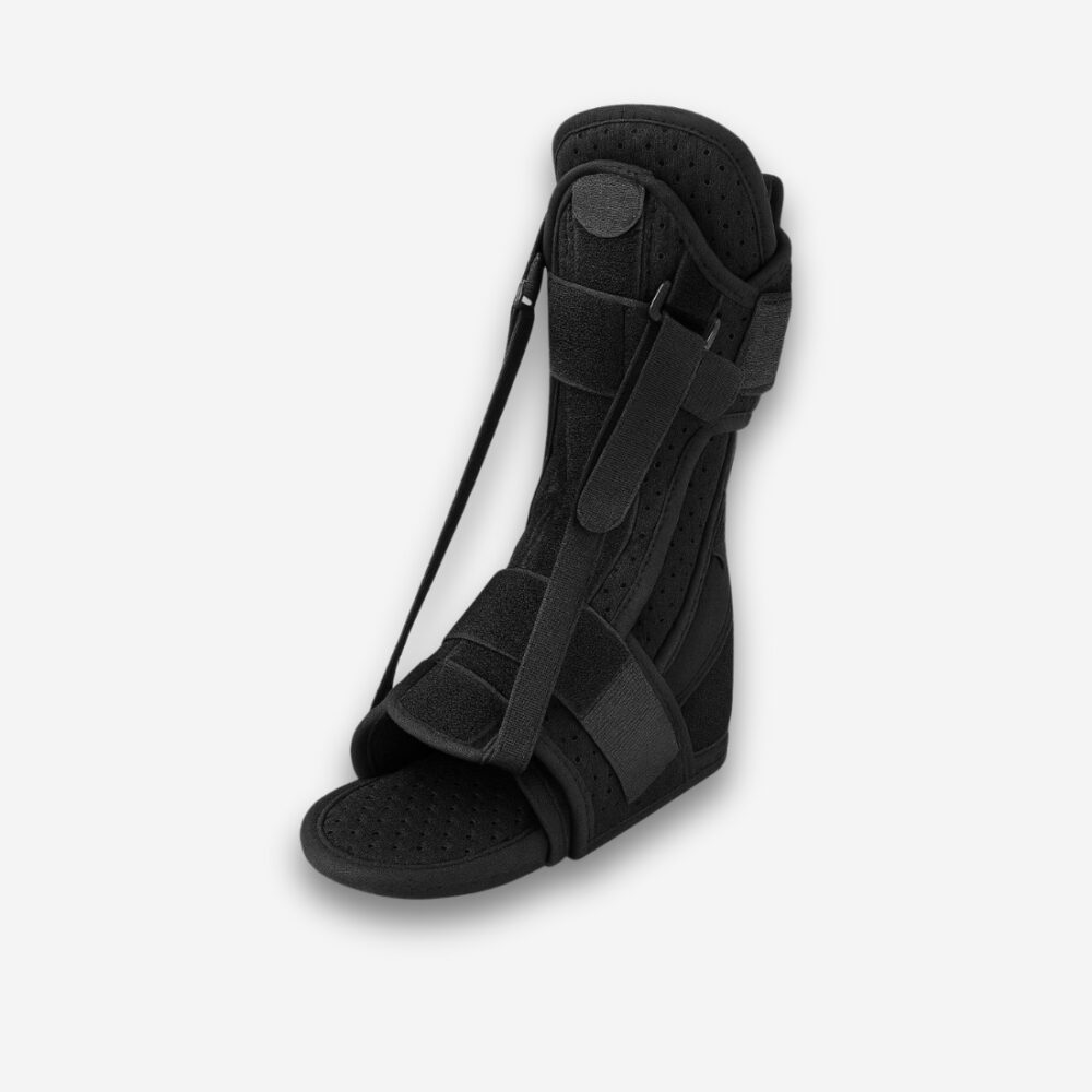 Attelle noire orthopédique pour pied avec sangles ajustables et support rigide, sur fond neutre