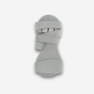 Orthèse rigide grise en tissu doux pour immobilisation de la main et du poignet, sur fond neutre.
