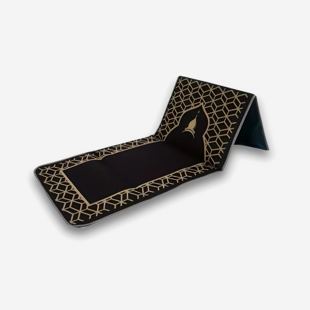 Tapis de prière orthopédique noir avec support dorsal replié, motifs dorés, vue de trois quarts, sur fond neutre.