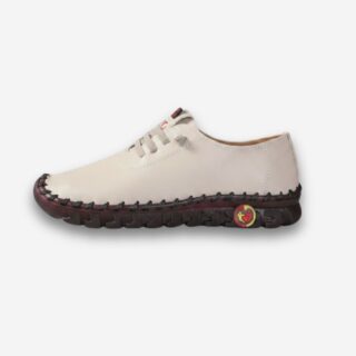 Chaussures orthopédique femme semelle souple. La semelle est marron, la chaussures beige avec des lacets courts. Sur fond uni clair.