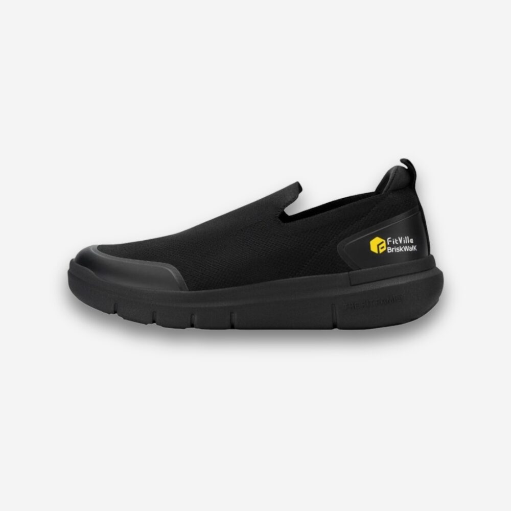 Chaussure orthopédique sans lacets de couleur noir vue de profil, semelle noire et embout renforcé, sur fond blanc