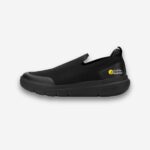 Chaussure orthopédique sans lacets de couleur noir vue de profil, semelle noire et embout renforcé, sur fond blanc