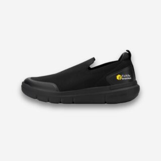 Chaussure orthopédique sans lacets de couleur noir vue de profil, semelle noire et embout renforcé, sur fond blanc