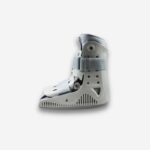 Botte orthopédique courte avec coque rigide grise et sangles ajustables, vue de côté, sur fond neutre.