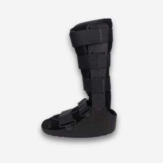 Botte orthopédique noire haute, rigide, avec plusieurs sangles de maintien, vue de profil sur fond neutre.