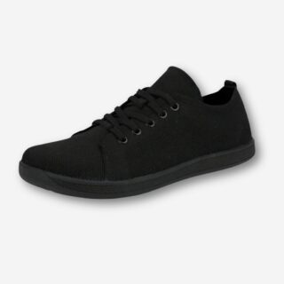 Chaussure en maille noire, avec lacets ton sur ton et semelle noire également, vue de trois quarts, posée sur fond neutre.