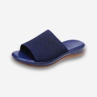 Claquette ouverte bleu marine avec semelle épaisse et bande tissée souple, posée sur fond blanc.