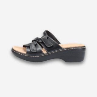 Mule orthopédique femme noire à semelle intérieur beige et extérieur compensée noire, vue de côté sur fond blanc.