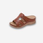Mule orthopédique femme marron à double bride ajourée, avec une bride qui ferme la chaussure par un scratch, vue de côté sur fond neutre