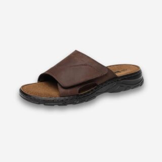 Mule orthopédique homme en cuir marron avec bride réglable fermée par scratch, sur fond neutre.