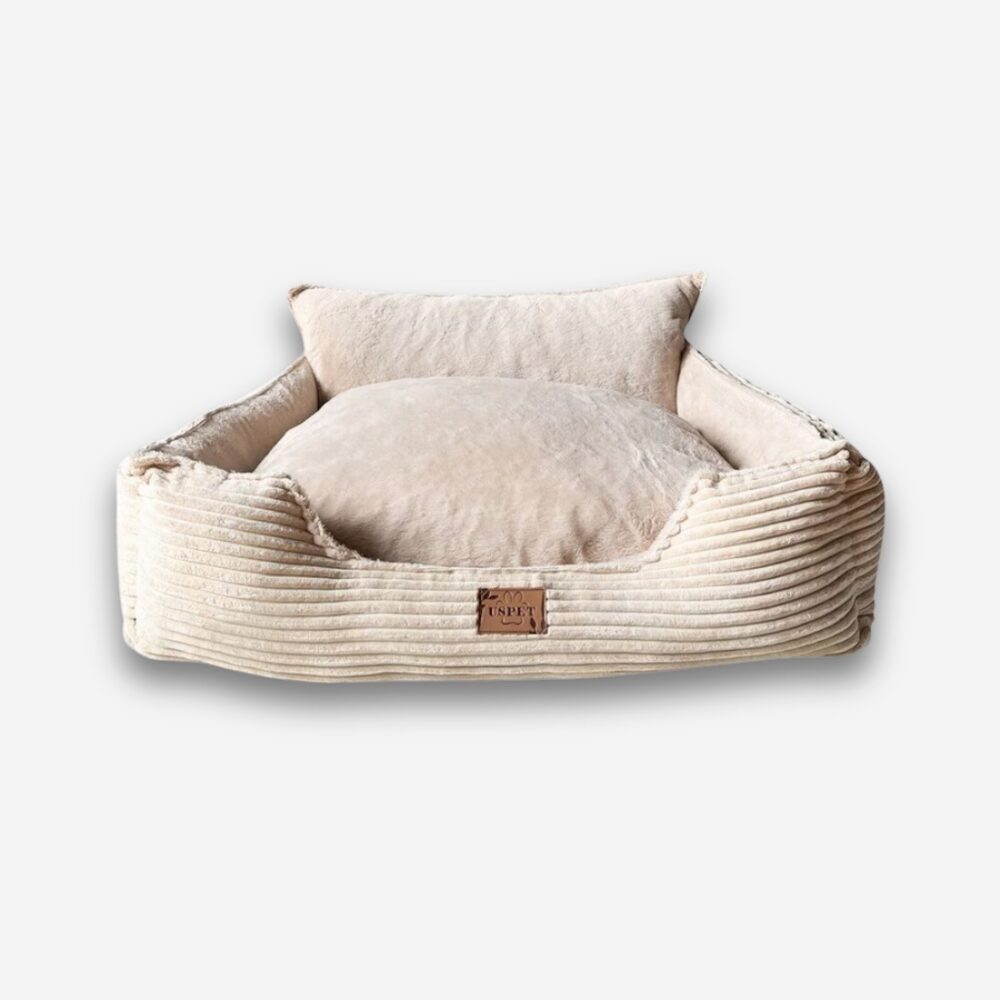 Panier beige orthopédique moelleux pour chien avec coussin doux, deux matière différentes (velour cotelé sur l'exterieur, duveteux à l'intérieur). Sur fond neutre.