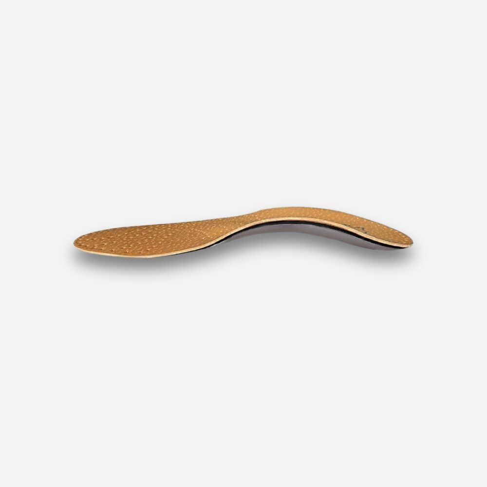 Semelle orthopédique en similicuir marron perforé, avec soutien de voûte plantaire et coussinet au talon, vue de profil sur fond clair.