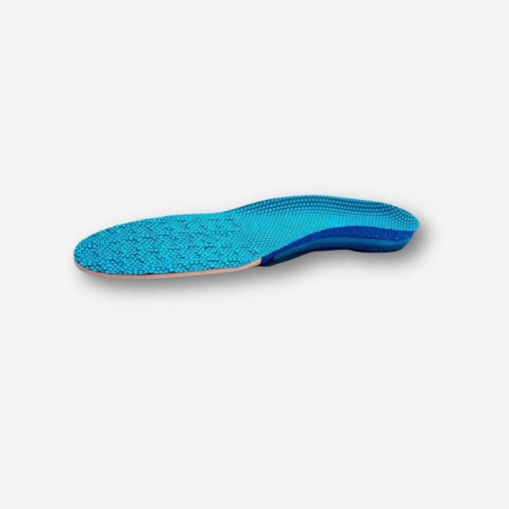 Semelle orthopédique bleue vue de profil, avec revêtement texturé, sur fond neutre.