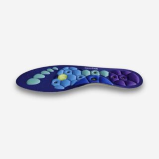 Semelle orthopédique violette et bleue avec reliefs et billes d’acupression, vue de coté sur fond neutre.