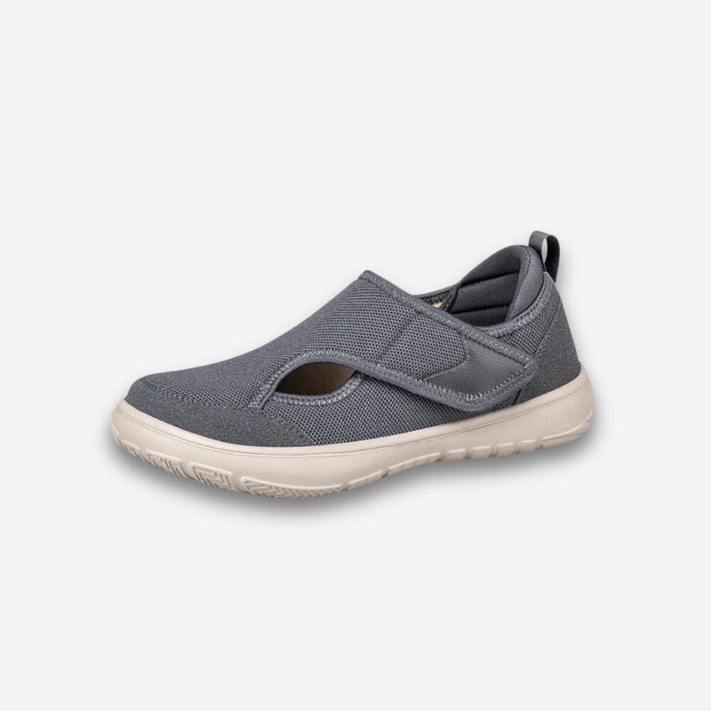 Chaussure orthopédique grise pour homme, vue de profil, avec ouverture scratch, sur fond neutre.