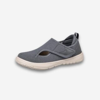 Chaussure orthopédique grise pour homme, vue de profil, avec ouverture scratch, sur fond neutre.