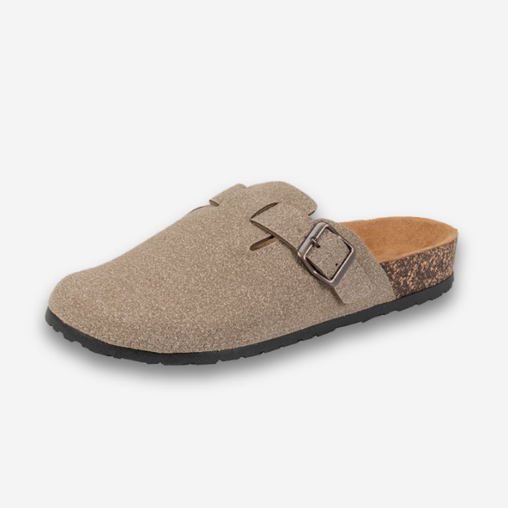 Sabots orthopédiques en cuir vegan pour homme de couleur beige avec une semelle en liège. Sur fond gris très clair.