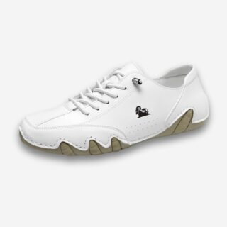 Chaussures orthopédiques décontractées pour femme de couleur blanche avec un logo sur le côté et une semelle marron ondulée. A lacet courts. Sur fond uni gris clair.