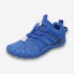 Chaussures orthopédiques et ergonomiques pour enfant de couleur bleue avec un bout large et forme des orteils sur la semelle. Des lacets bleues serrage facile. Sur fond gris très clair.