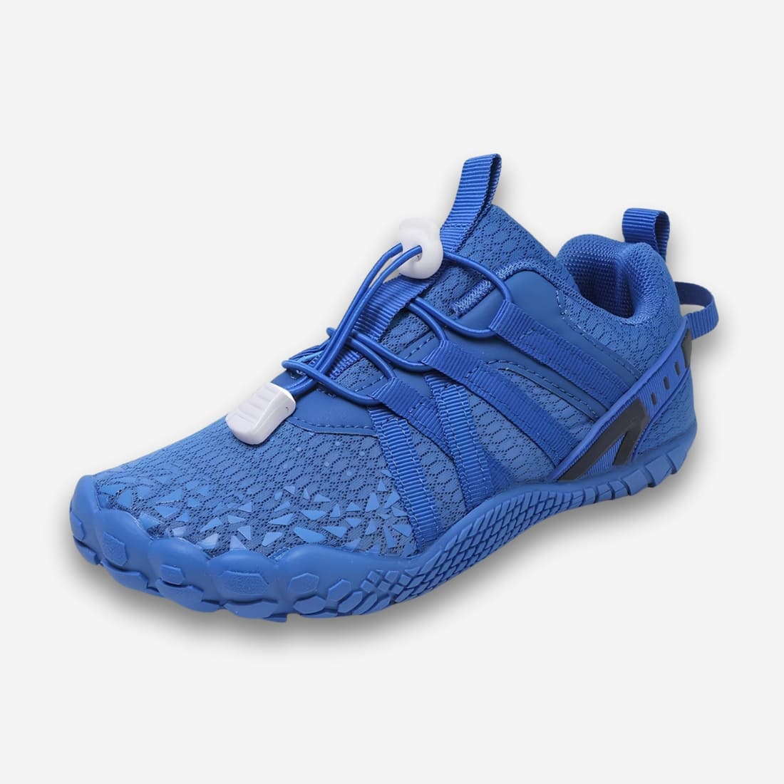 Chaussures orthopédiques et ergonomiques pour enfant de couleur bleue avec un bout large et forme des orteils sur la semelle. Des lacets bleues serrage facile. Sur fond gris très clair.