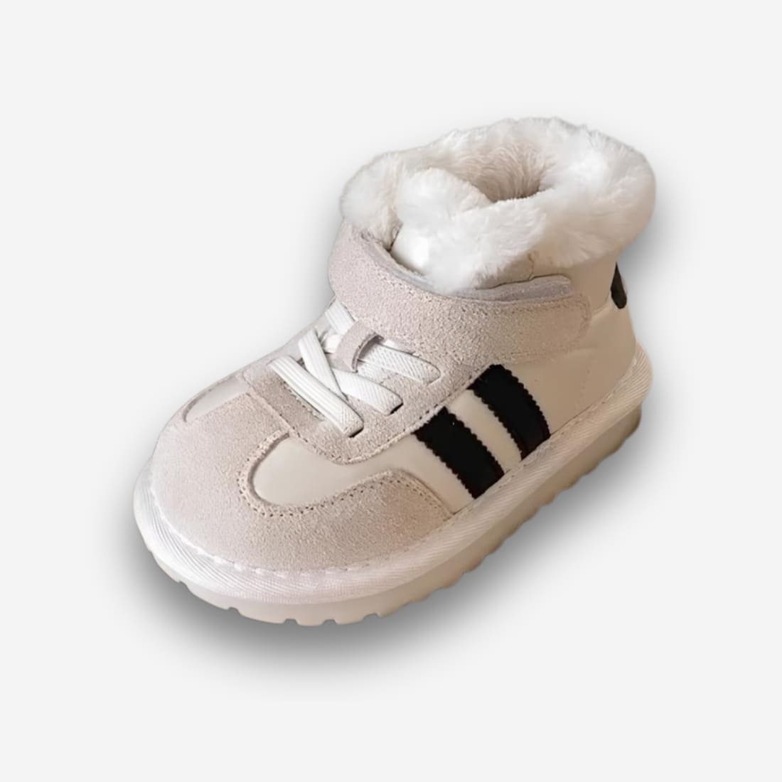 Chaussures orthopédiques pour enfant montantes et fourrées de couleur beige avec deux traits noirs sur le côté. Un scratch au niveau de la cheville et une fourrure blanche à l'intérieur. Sur fond gris très clair.
