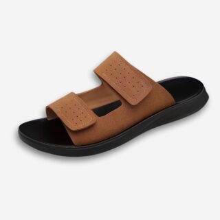 Mules orthopédiques homme en daim avec deux bandes larges à scratch. La semelle est noire. Sur fond gris très clair.