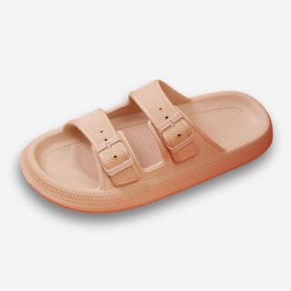 Mules orthopédiques imperméables et souples pour femme de couleur beige avec deux brides à boucles. Sur fond gris très clair.