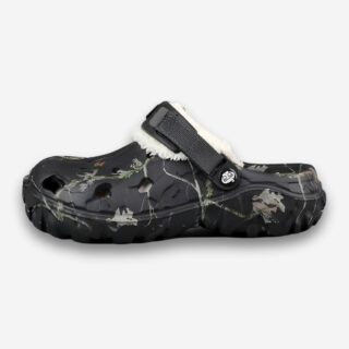 Sabots orthopédiques en EVA fourrés pour homme de couleur noire avec une fausse fourrure blanche à l'intérieur. Sur fond gris très clair.