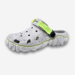 Sabots orthopédiques imperméables pour homme de couleur grise avec une bande jaune fluo devant. En EVA. Sur fond gris très clair.